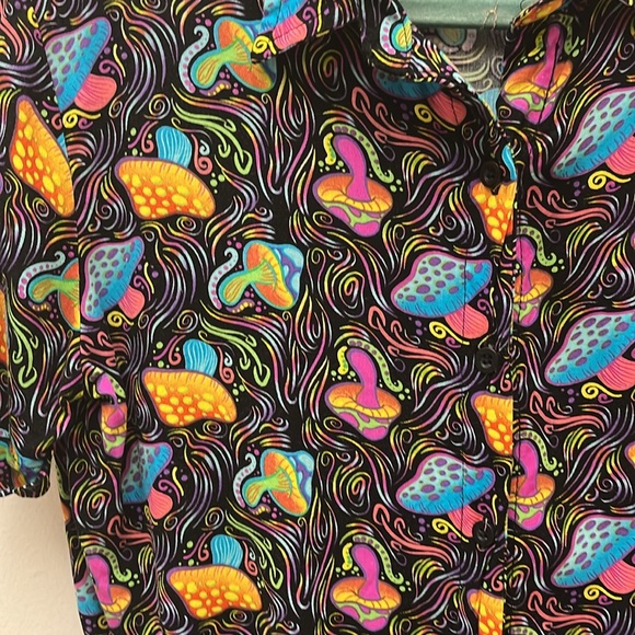 SPENCER'S  TRIPPY MUSHROOMS MULTICOLOR BLOUSE / TIE BOTTOM SIZE MEDIUM - Picture 4 of 12